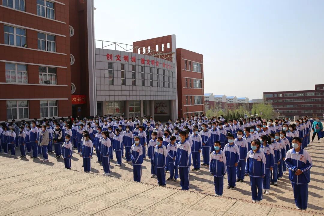 让流动红旗飘起来下花园中学举行卫生跑操优秀班集体表彰仪式