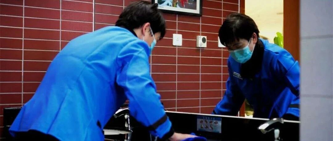 看了热搜上的北大保安和清华保洁才明白：跟谁在一起，真的不一样