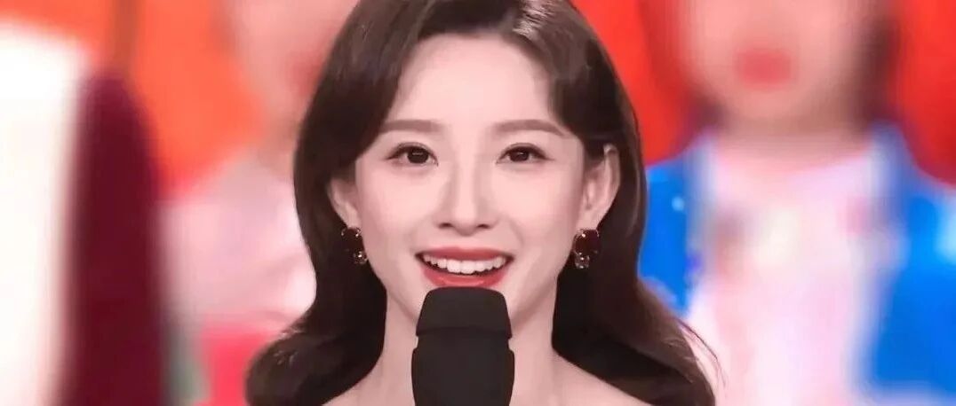 首次主持春晚，她因太漂亮登上热搜