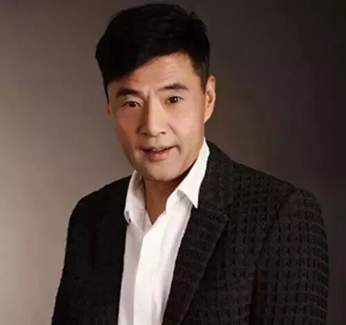 59岁于荣光全家照,儿子帅气,干女儿是明星,和丑妻20年不离不弃!