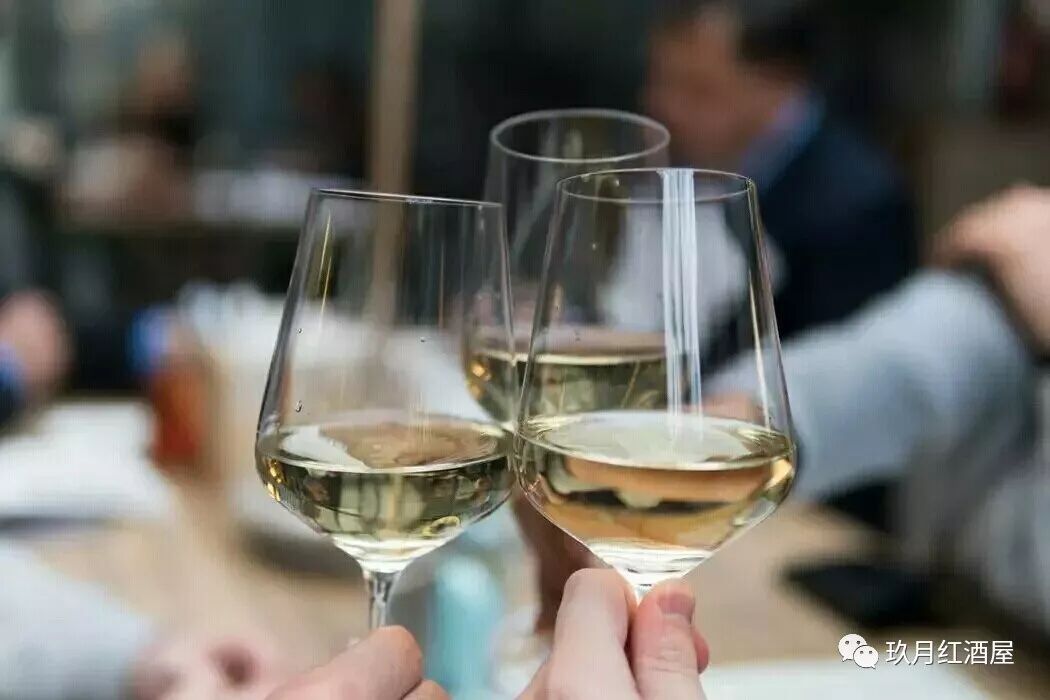 中国人喝酒讲求满上，红酒为什么不能倒满杯？