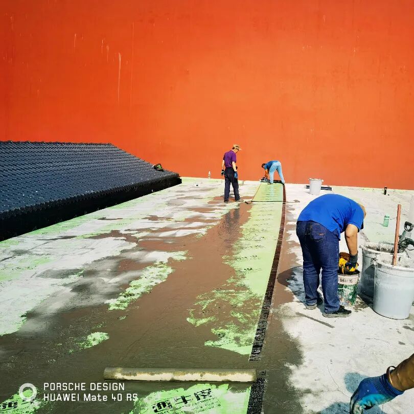 在此次防水工程中,西牛皮防水团队选用cps反应粘防水卷材,采用更安全