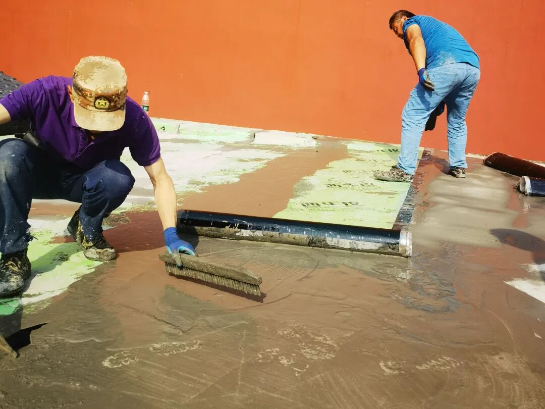 在此次防水工程中,西牛皮防水团队选用cps反应粘防水卷材,采用更安全