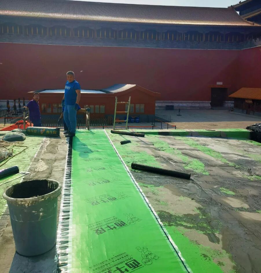 在此次防水工程中,西牛皮防水团队选用cps反应粘防水卷材,采用更安全
