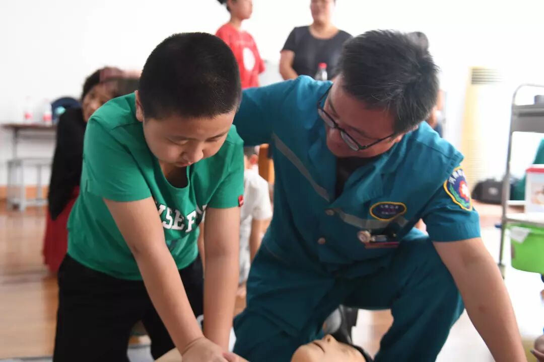 130余名中小学生变身小小急救员现场异常火爆