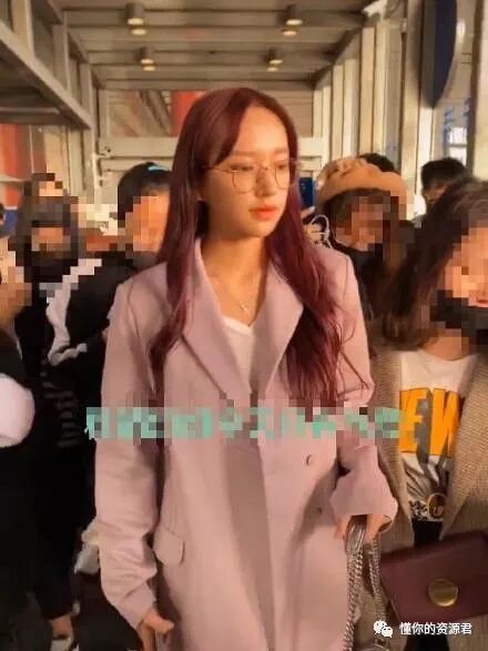 程潇发际线肉眼看的话确实有点高，和节目里的照片完全不同！