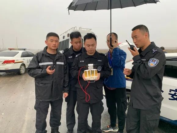 黑飛？亂飛？讓你飛不起來！全國首次特警無人機反制紅藍對抗比測開幕的圖1