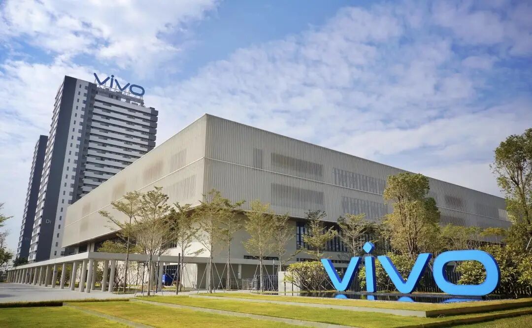 “外媒震惊”全球第一款“自带航拍无人机”的手机推出的图2