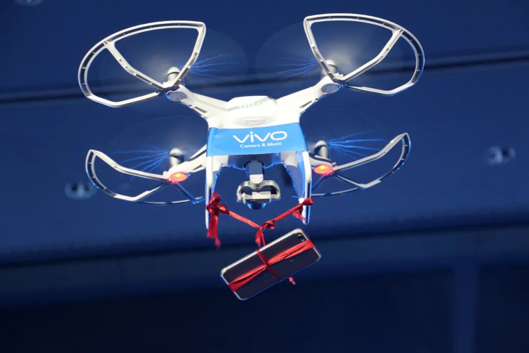 “外媒震惊”全球第一款“自带航拍无人机”的手机推出的图1