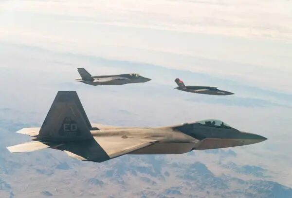 F35的“隐身无人僚机”成功发射无人机，或改变未来空战！的图2