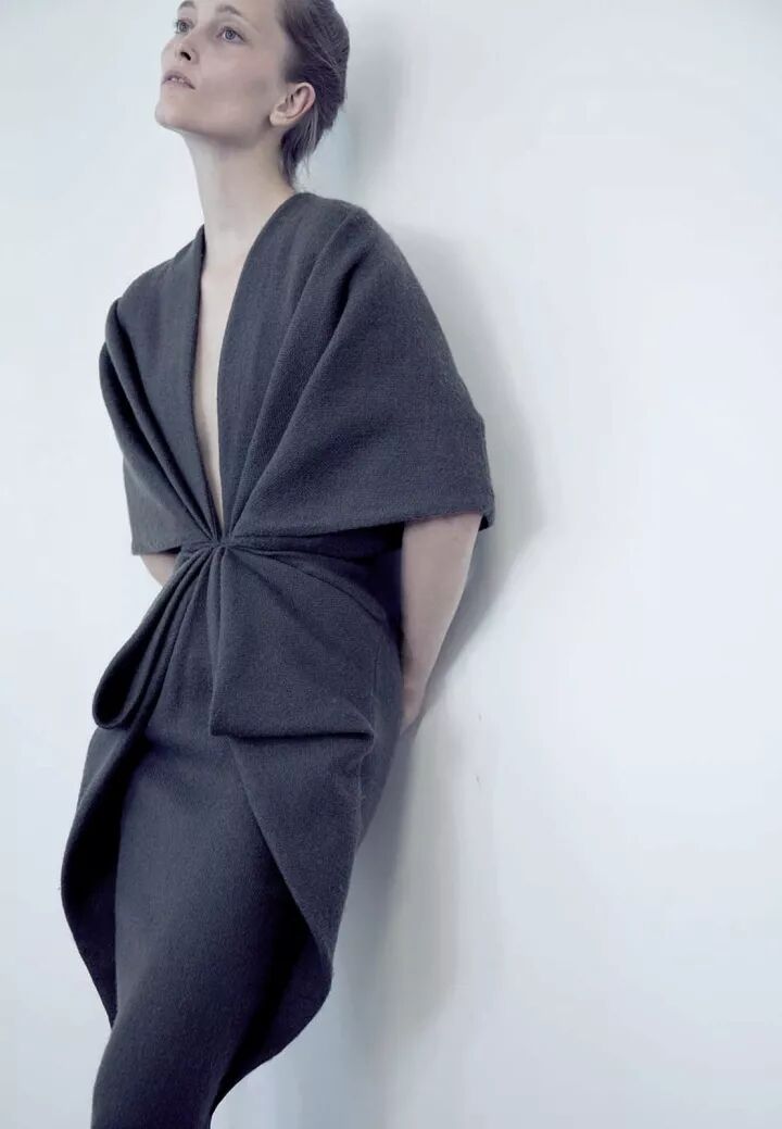 x廓形是最经典的服装廓形,非常的女性化,将腰臀都良好的进行勾勒,恰到