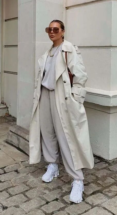 唐嫣在fendi的春夏大秀上,以一袭风衣搭配运动鞋亮相,这种搭配