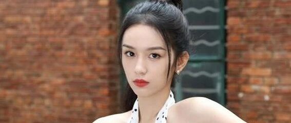 周也在北京冬天光腿穿裙子!粉丝大赞敬业,网友看着喊冷