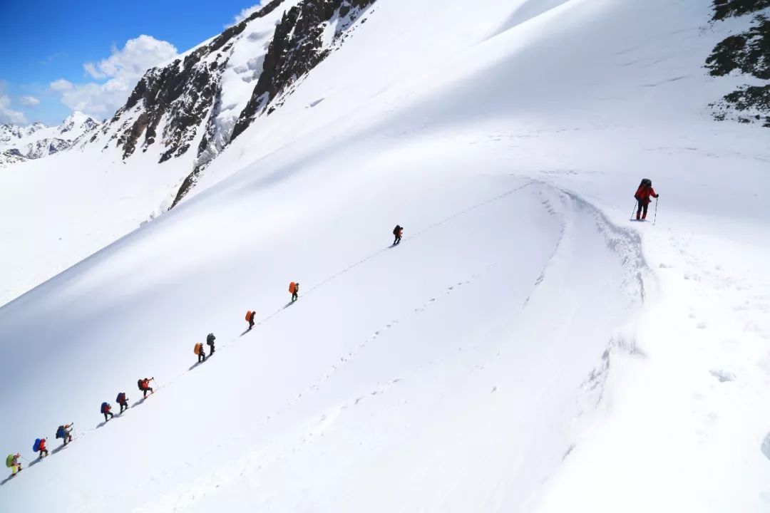 神山、冰川、雪蓮……這可能是風景最全的新疆徒步線路 歷史 第19張