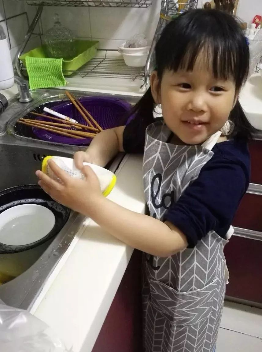「我4歲，我已經不是小孩子，可以幫爸爸媽媽洗碗啦！」 看看這些孩子有多棒！ 親子 第11張