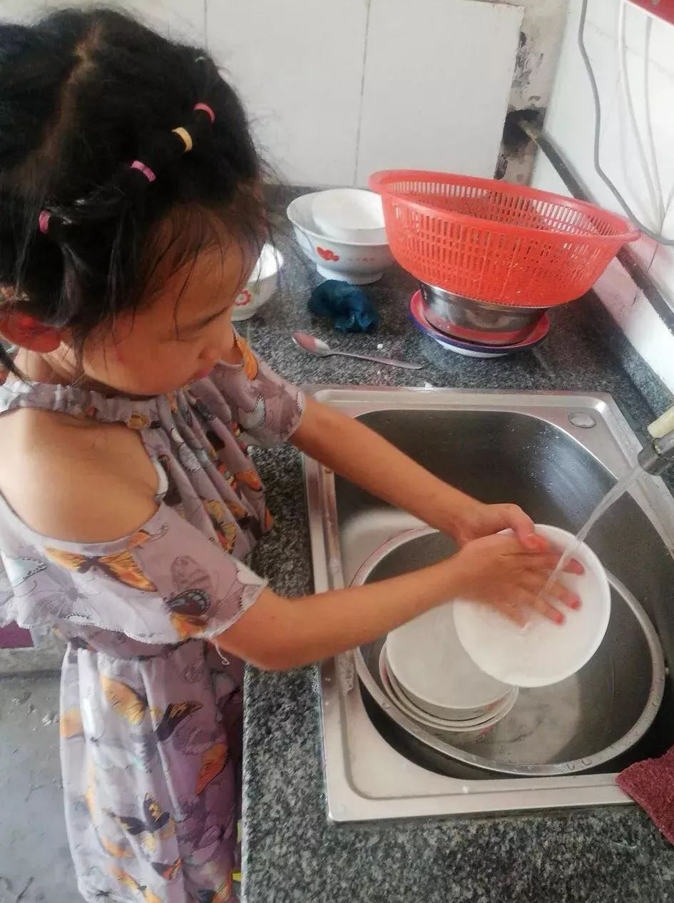 「我4歲，我已經不是小孩子，可以幫爸爸媽媽洗碗啦！」 看看這些孩子有多棒！ 親子 第5張