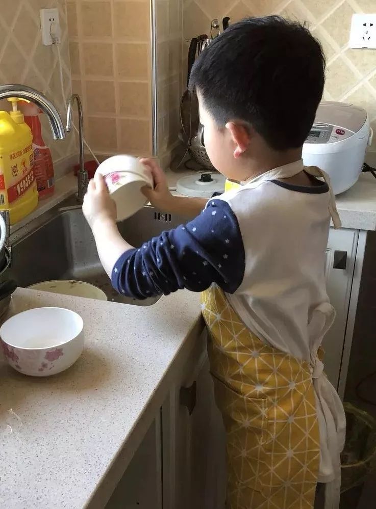 「我4歲，我已經不是小孩子，可以幫爸爸媽媽洗碗啦！」 看看這些孩子有多棒！ 親子 第9張