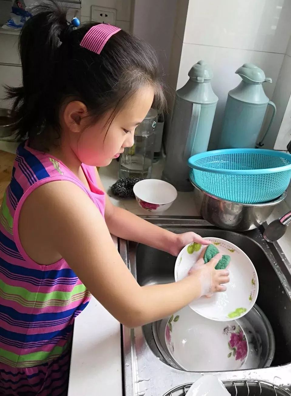 「我4歲，我已經不是小孩子，可以幫爸爸媽媽洗碗啦！」 看看這些孩子有多棒！ 親子 第8張