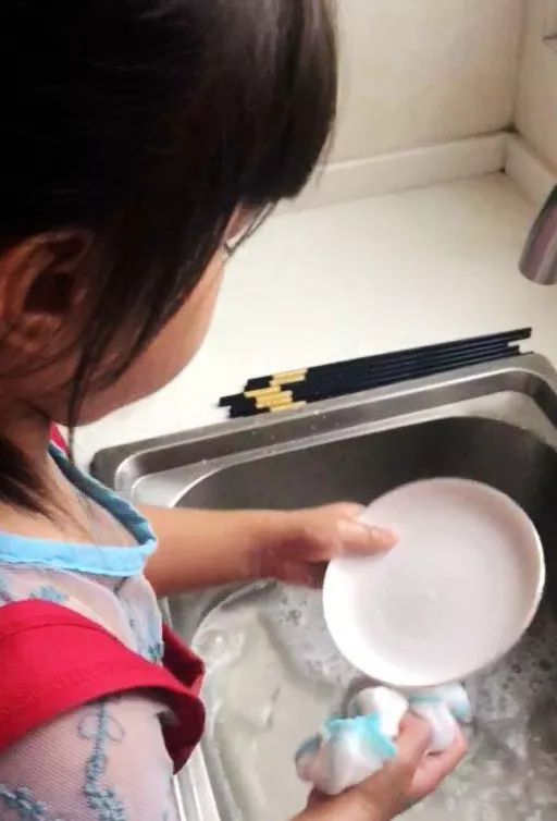 「我4歲，我已經不是小孩子，可以幫爸爸媽媽洗碗啦！」 看看這些孩子有多棒！ 親子 第7張