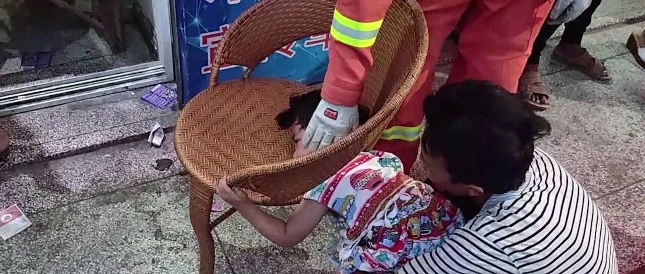 卡，卡，卡！又有孩子被卡住了，现场让人又急又想笑！