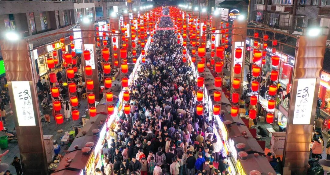 老城区十字街夜市一入夜就开启"摩肩接踵"的模式,随处可见"城市漫步"