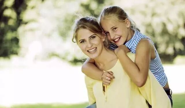 成婚时继父给20万餽赠，亲妹QQ发我一提成，关上后我手颤抖了(图2)