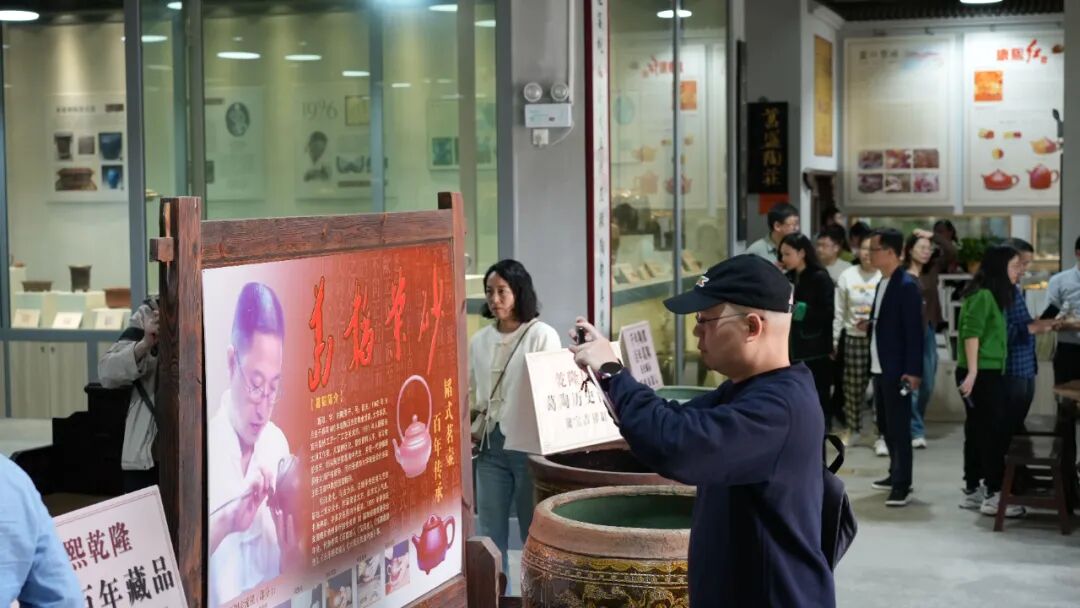 制做陶艺在参观结束后,葛韬老师和陶庄团队带着辅导员们来到了紫砂
