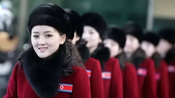 朝鲜美女拉拉队来了 韩国瞬间疯狂!颜值爆表纪律严明 连补妆都一起行动 面对记者追问 惊慌过后用这句话巧妙化解