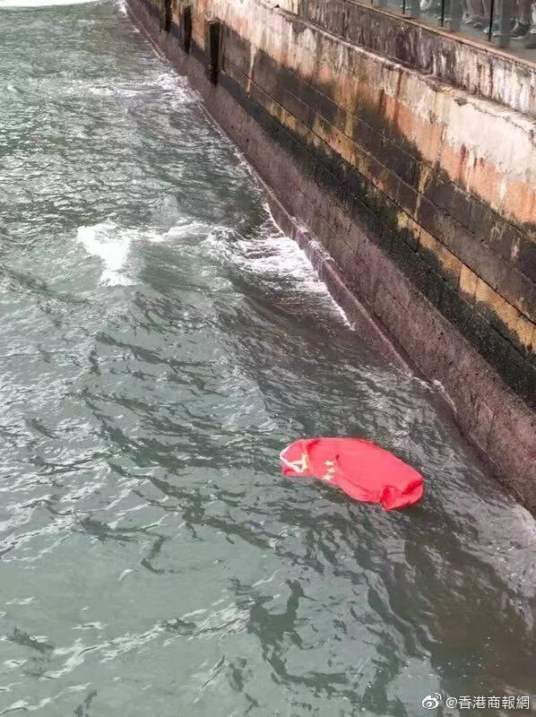 出离愤怒！侮辱国旗被百万港币悬赏追缉，坚决不能放过他
