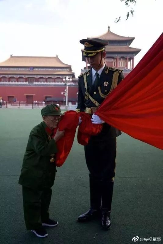 出离愤怒！侮辱国旗被百万港币悬赏追缉，坚决不能放过他