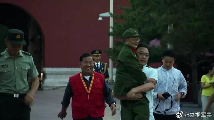 出离愤怒！侮辱国旗被百万港币悬赏追缉，坚决不能放过他