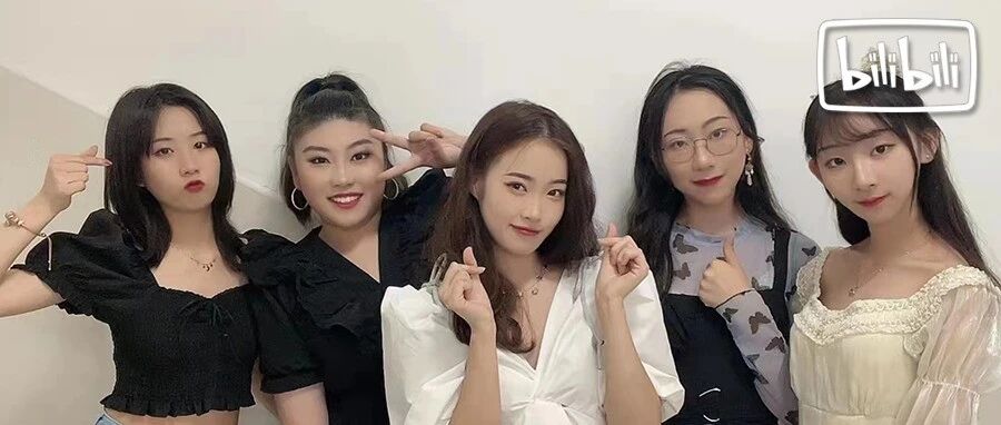 这群00后女孩，怎么毕业就出道了？