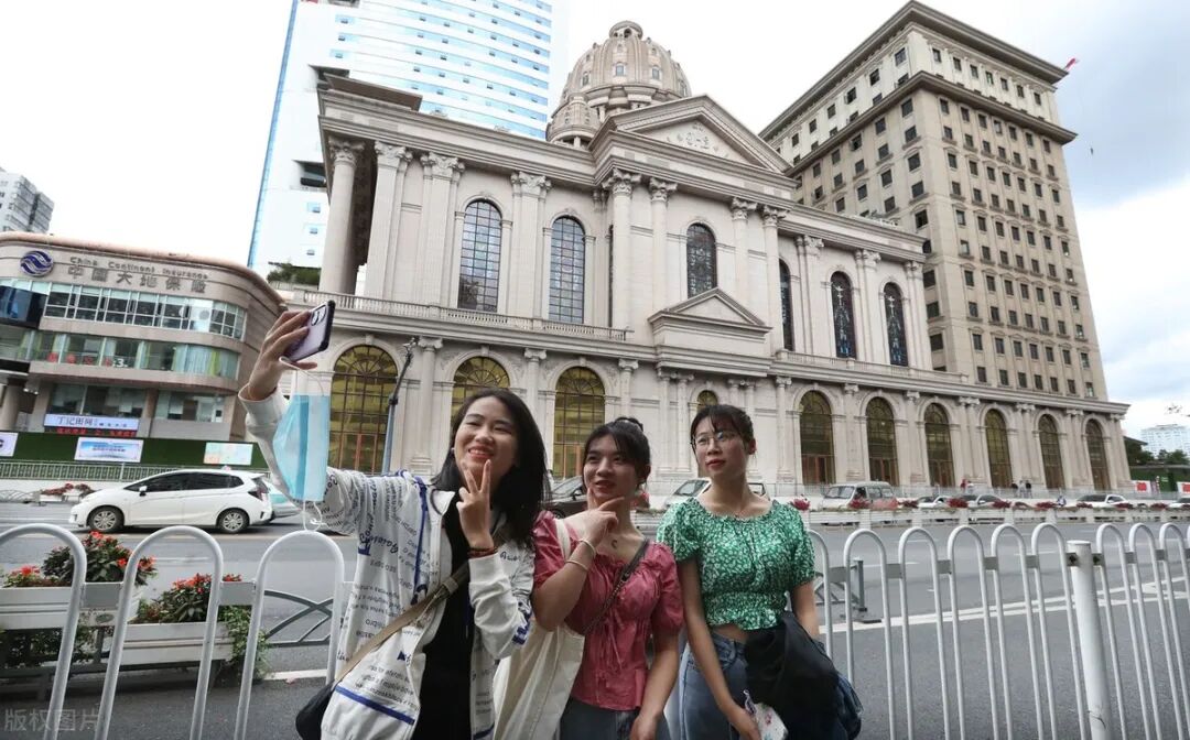 近日爆火成网红打卡点的昆明耶稣圣心堂，长啥样？