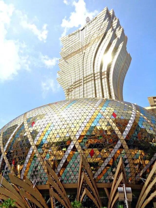 新葡京以"莲花出芽"为设计主题,造型华丽,结构大胆,象征澳门不断追求