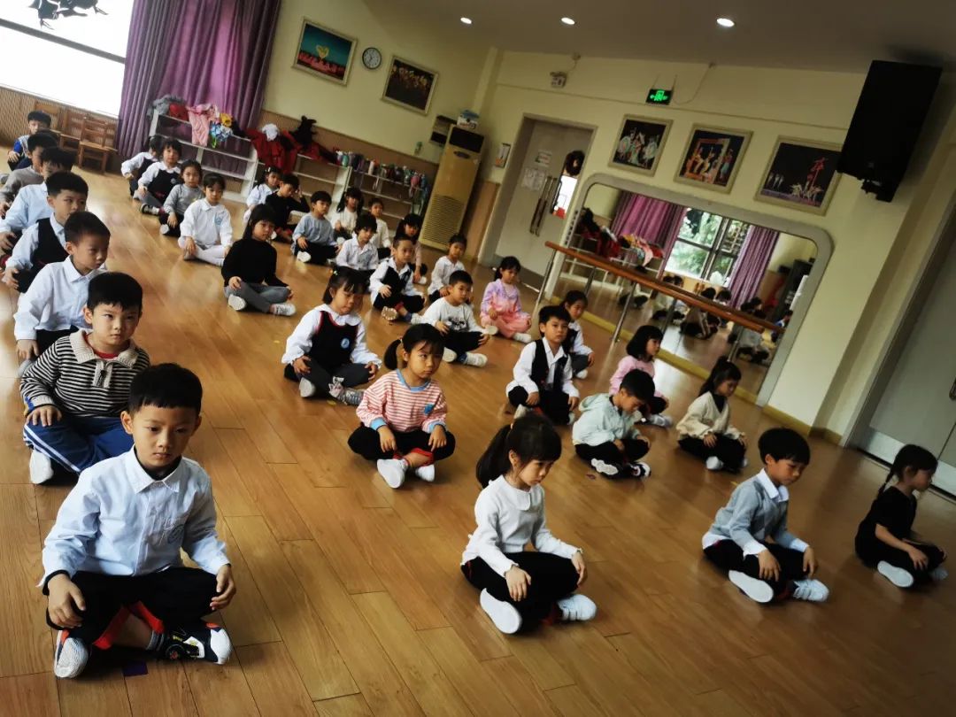 “向前看齐！” 我们每个小小兵都认真执行每一个口令，做好每一个动作。