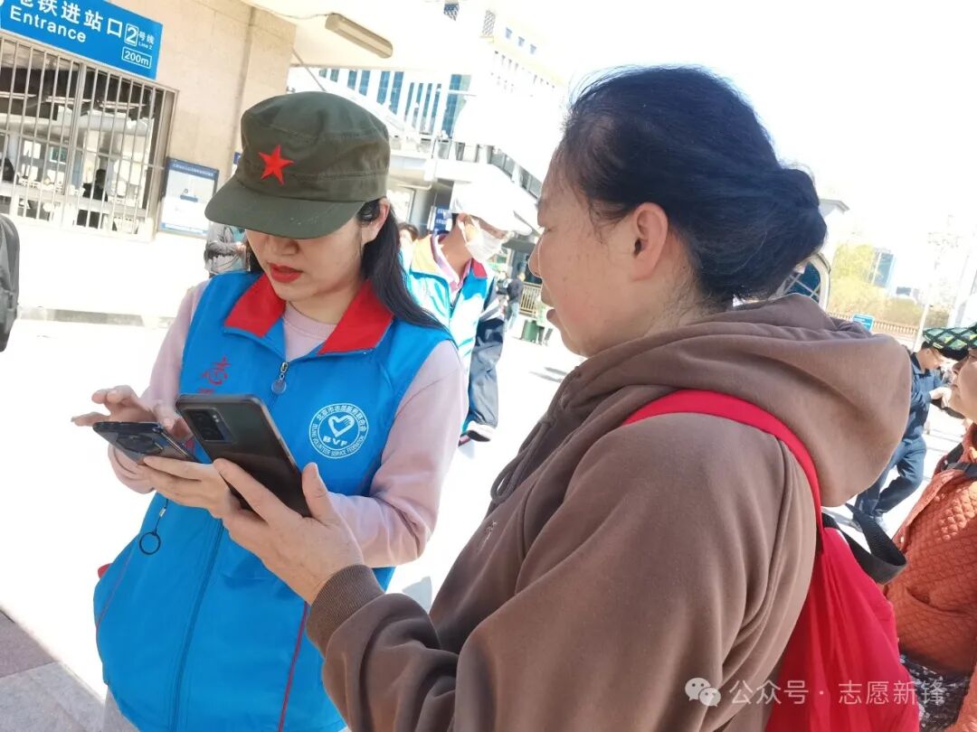 中国人民公安大学的青年学生志愿者想起了初到北京上学的情景.