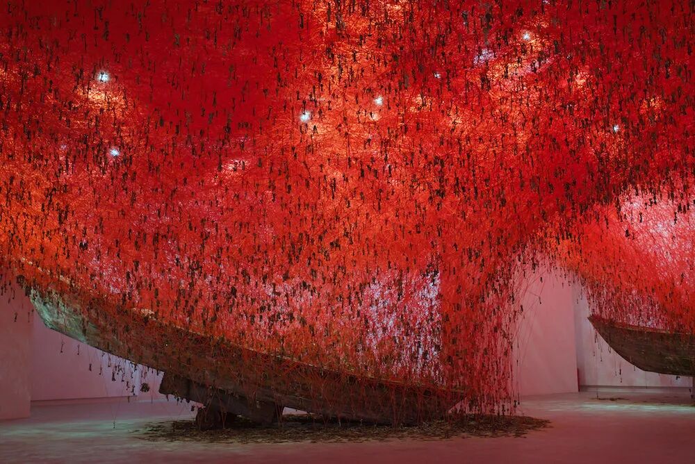 到艺术家盐田千春这里,纤维已经不止于一个简单的艺术品,她将其融入到