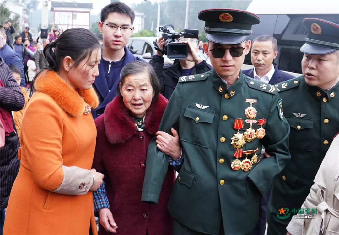 排雷英雄杜富国回家过年了乡亲们这样欢迎他