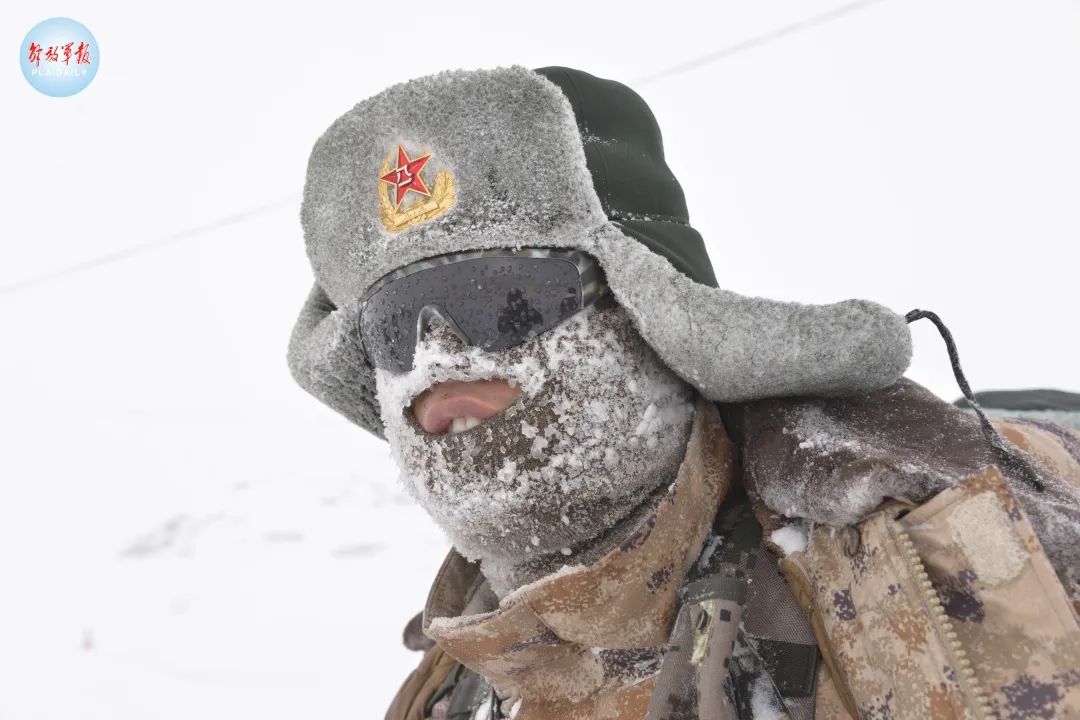 边防战士冻成雪人图片
