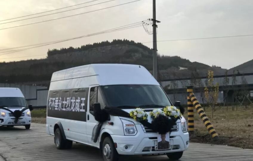 缓缓驶出殡仪馆载着英雄骨灰的灵车阵阵哀乐中他的战友眼里噙着泪水