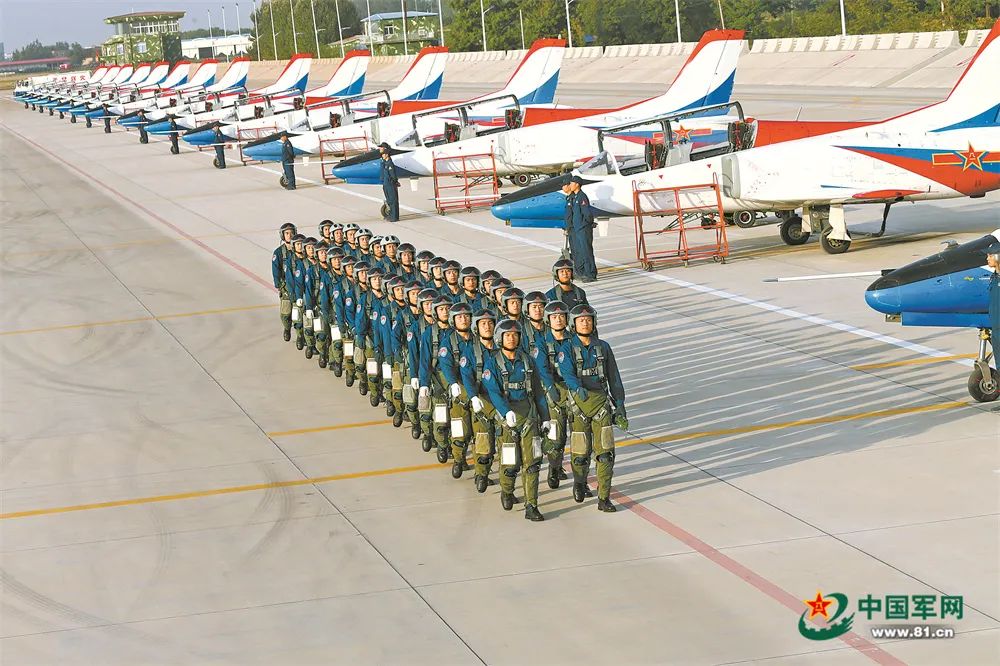 空军哈尔滨飞行学院某旅飞行员接收飞机。张卓群摄一名士兵的激情“努力