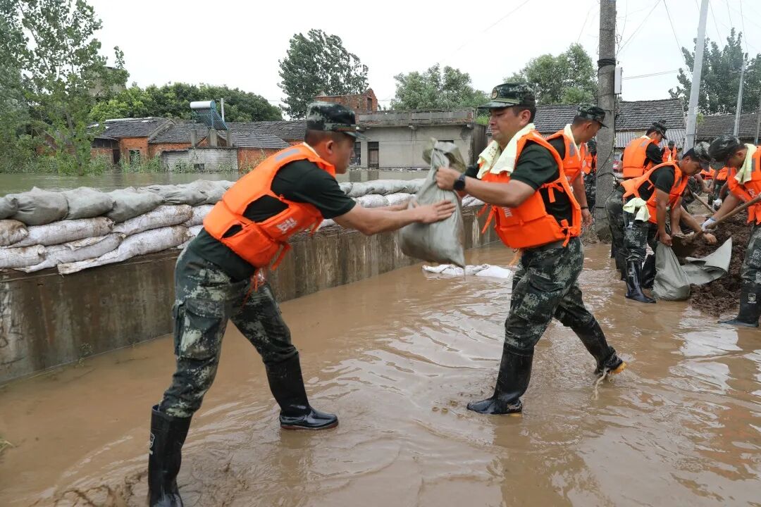危难时刻中国军人拼尽全力冲锋在前