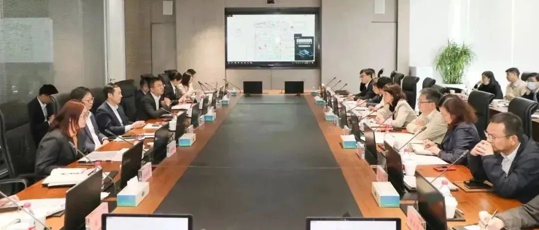 青浦区委副书记、区长杨小菁带队调研临港集团，并就加强战略合作进行深入交流