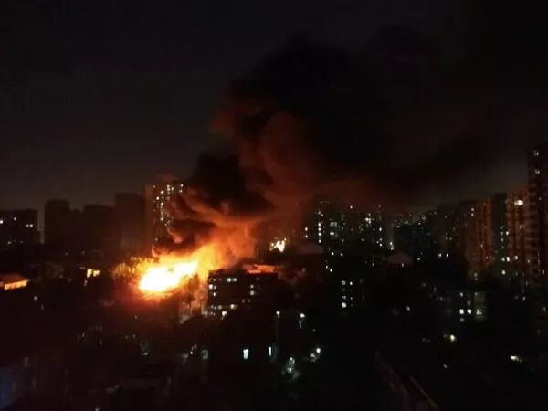 突发!北京双井垂杨柳北里小区一居民楼起火(图1)