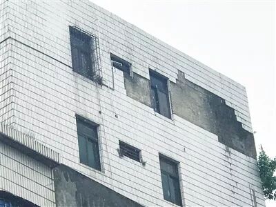 【新闻】几栋民房墙体脱落 房主不愿出钱维修，台风天居民担心砸伤人(图1)