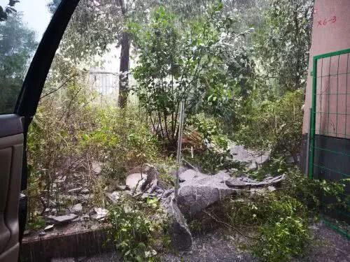 【新闻】温州一小区部分墙体在大风中脱落 台风：怪我咯？(图1)