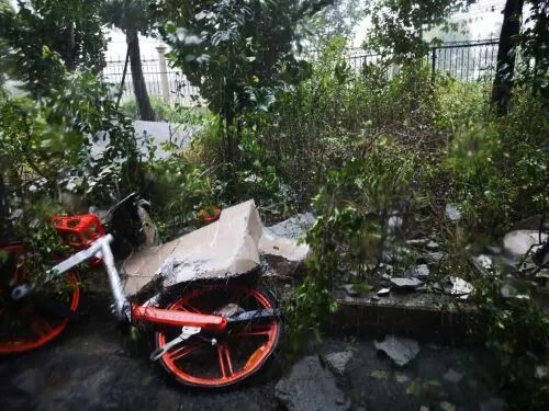 【新闻】温州一小区部分墙体在大风中脱落 台风：怪我咯？(图2)