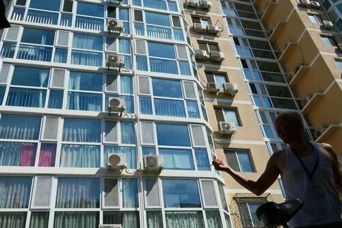 【资讯】居民进出"看天不看地" 几经波折终解决墙体脱落险情(图2)