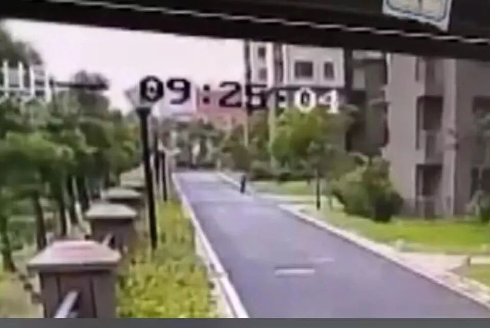 【新闻】芜湖一小区的外墙保温层脱落，男子遭遇不幸身亡(图1)