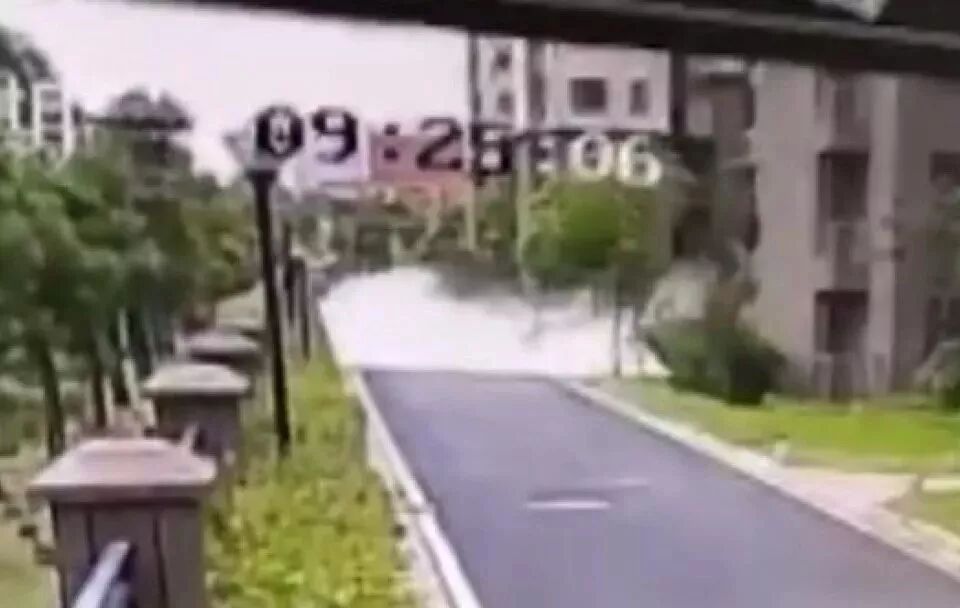 【新闻】芜湖一小区的外墙保温层脱落，男子遭遇不幸身亡(图2)